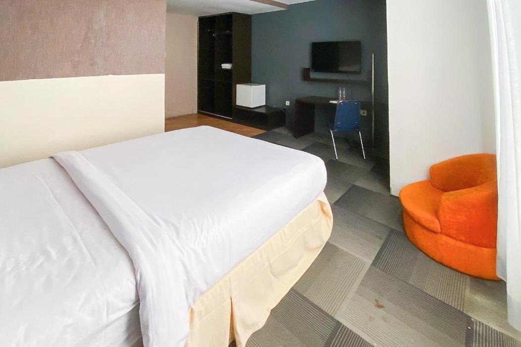Urbanview Hotel Asyra Macasar Exterior foto